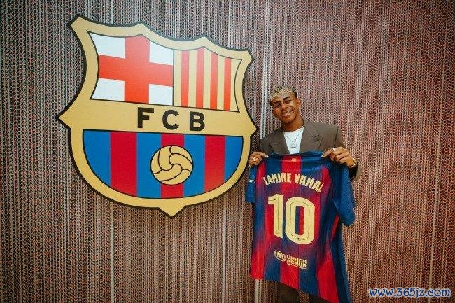 亚马尔续约后身披巴萨10号球衣