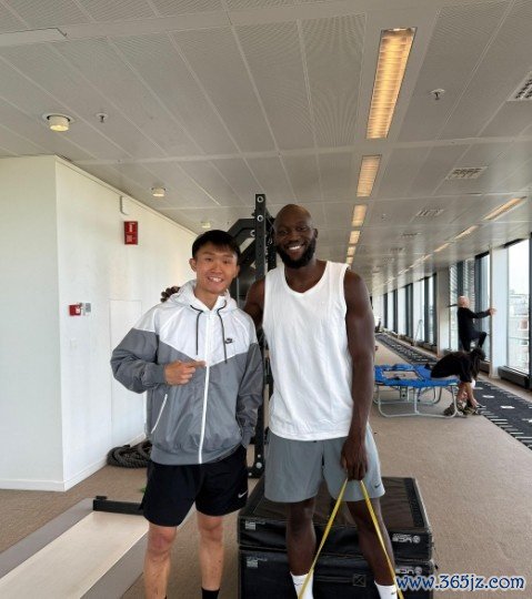 玉昆球员徐宏杰晒与卢卡库共同康复照：积极康复，一步一步上前