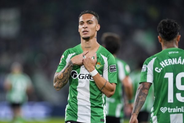 官方:安东尼倒钩踢中敌手面门禁赛1场 铲翻费尔明的桑塞特禁赛2场